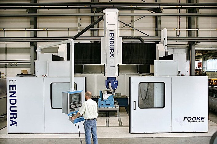 Ein Mann bedient die Großfräsmaschine ENDURA® 900LINEAR der FOOKE GmbH.