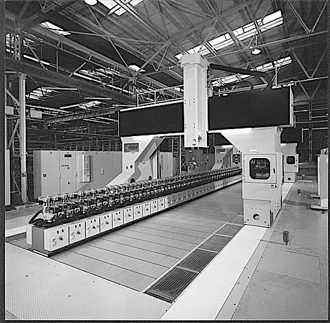 SW-Foto einer großen Maschine von FOOKE in einer Werkshalle.